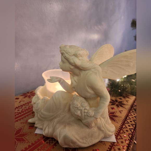 Partylite Ariana's Garden fairy Blowing Kisses P7135 with tealight candleholder - Picture 2 of 4